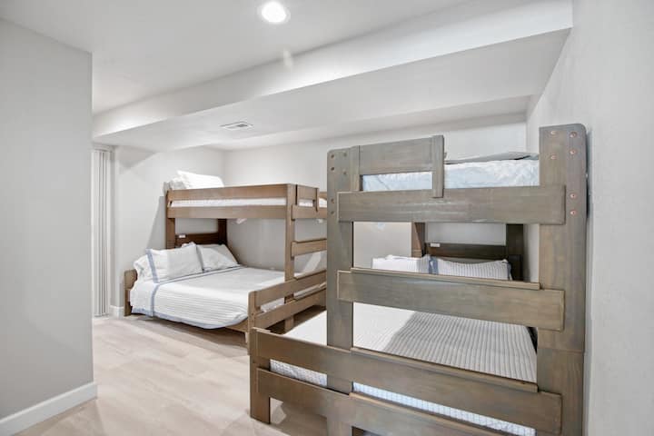 Dormitorio grande en la planta baja, justo al lado de la sala de estar y el comedor.