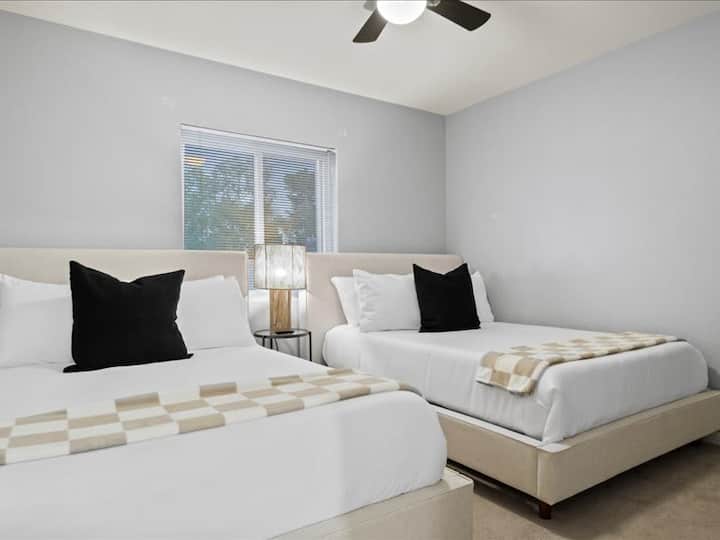 Guest room 3 with dual full (double) beds for added flexibility