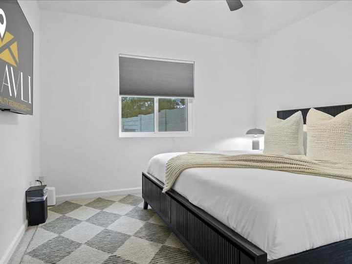 Guest room 1 with King bed