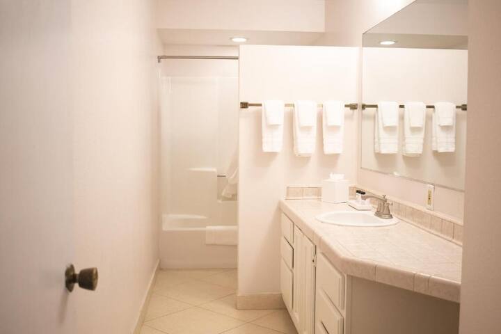 Always a Great Idea To Unwind! Close to the Beach! gallery image 5