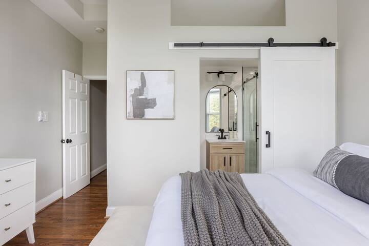 Luxe 7-BR Victorian Castle in the Nation’s Capital gallery image 5