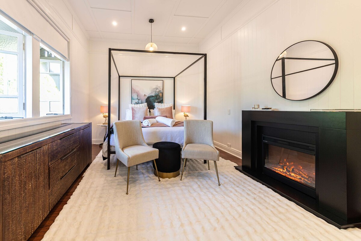 غرفة النوم رقم 1: غرفة نوم رئيسية بسرير كينج مع مكيف هواء وحمام داخلي ومدفأة كهربائية