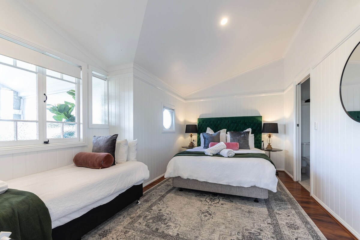 غرفة النوم رقم 4: سرير حجم متوسط + سرير فردي + سرير أطفال 