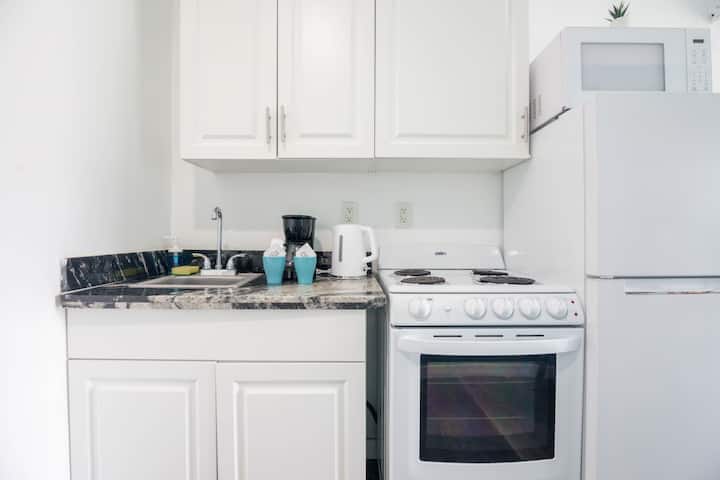 Spacious 2-bedroom Apt In The Heart Of Sobe - Miami Beach, FL