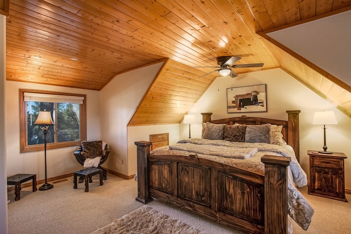 Lala tamu katika kitanda hiki cha mfalme katika chumba kikuu cha ghorofa ya pili