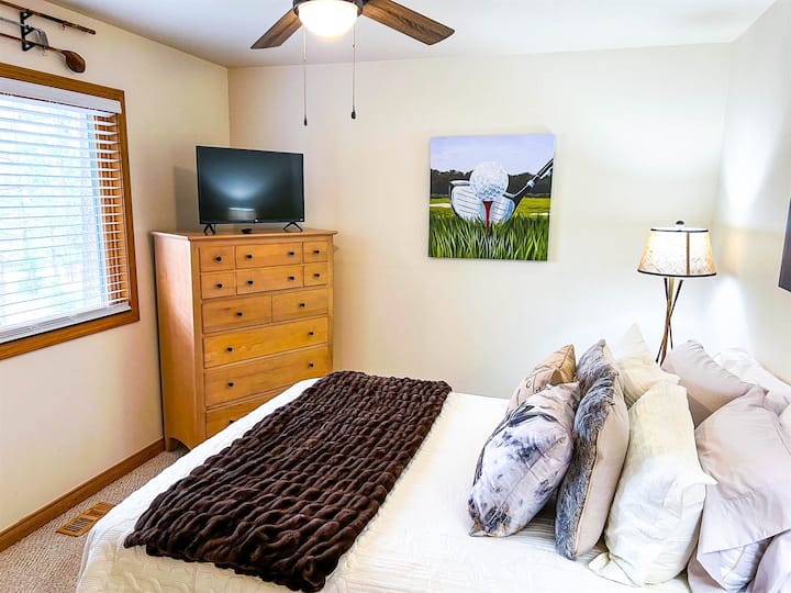 Chumba cha kulala cha malkia cha ghorofa kuu kina mandhari ya gofu na televisheni yake mahiri