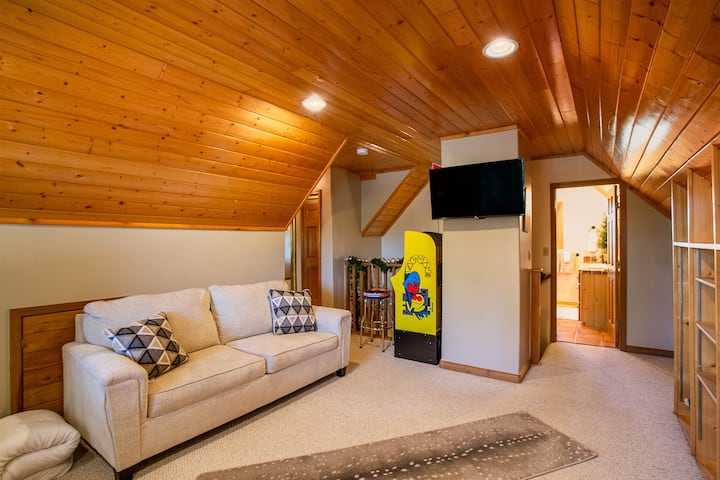 Ukiwa na kitanda cha mchana, na sofa kubwa ya kulala, chumba hiki kinaweza kubadilika kwa mahitaji yako!