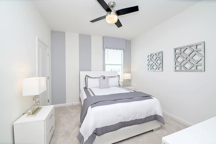 Dormitorio luminoso con una cama tamaño queen y diseño minimalista