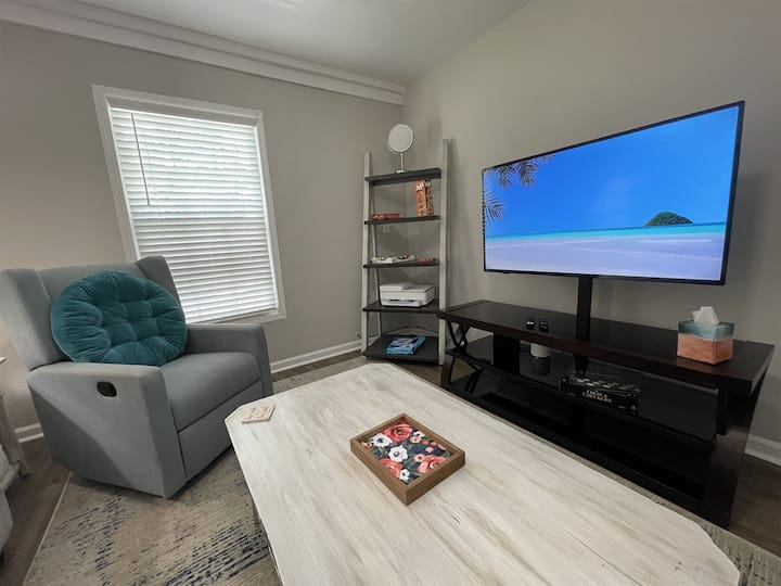 ห้องสำหรับครอบครัวพร้อมทีวีจอใหญ่และเกม