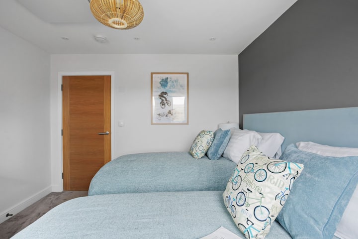 Dva zasebna kreveta koji se mogu spojiti u jedan veliki bračni krevet – 4 The Vista, Willingcott