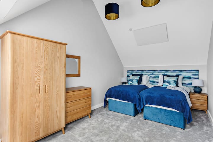 Spavaća soba s 4 zasebna kreveta koji se mogu spojiti, ormar i ladice za odlaganje odje – 4 The Vista, Willingcott