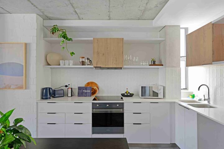 Luxe 2BR Apt – 100m to Beach & Rooftop Pool! gallery image 4