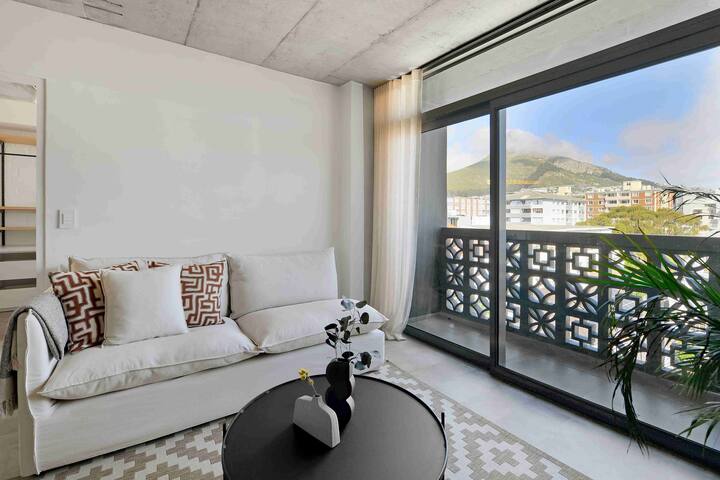 Luxe 2BR Apt – 100m to Beach & Rooftop Pool! gallery image 2