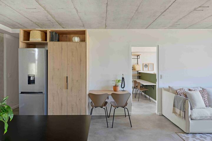 Luxe 2BR Apt – 100m to Beach & Rooftop Pool! gallery image 5