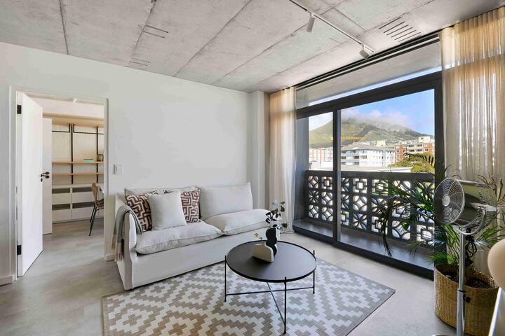 Luxe 2BR Apt – 100m to Beach & Rooftop Pool! gallery image 3