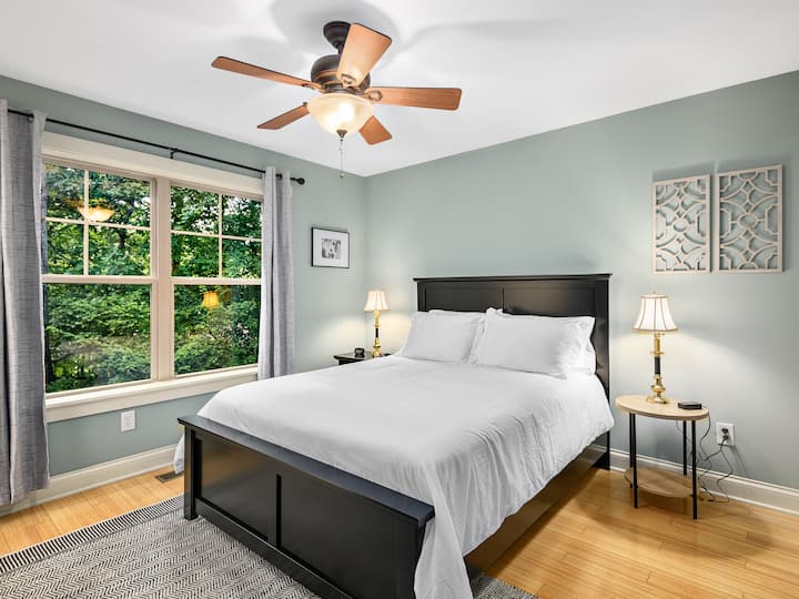 غرفة نوم بسرير بحجم كبير.