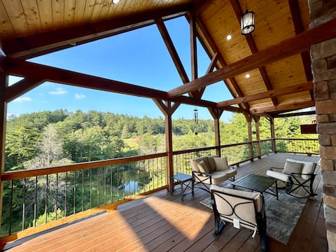 Southern Smoke | Scenic Decks | Hot Tub | Wi-Fi