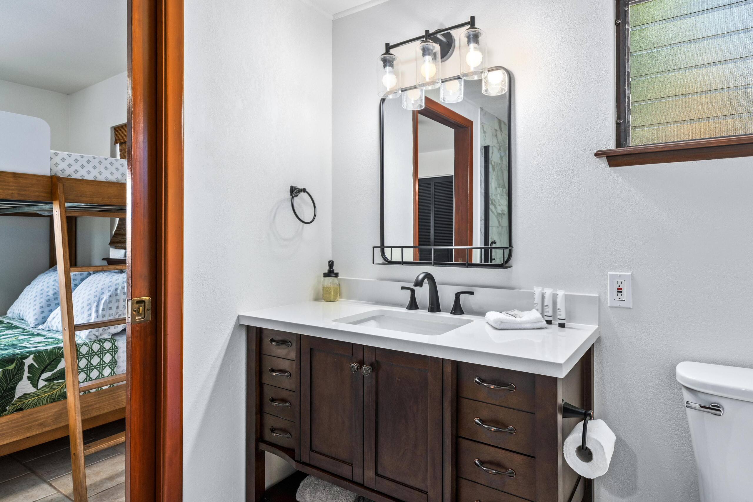 Condo in Kailua-Kona · ★4.42 · 2 bedrooms · 4 beds · 2 shared baths - Image 19