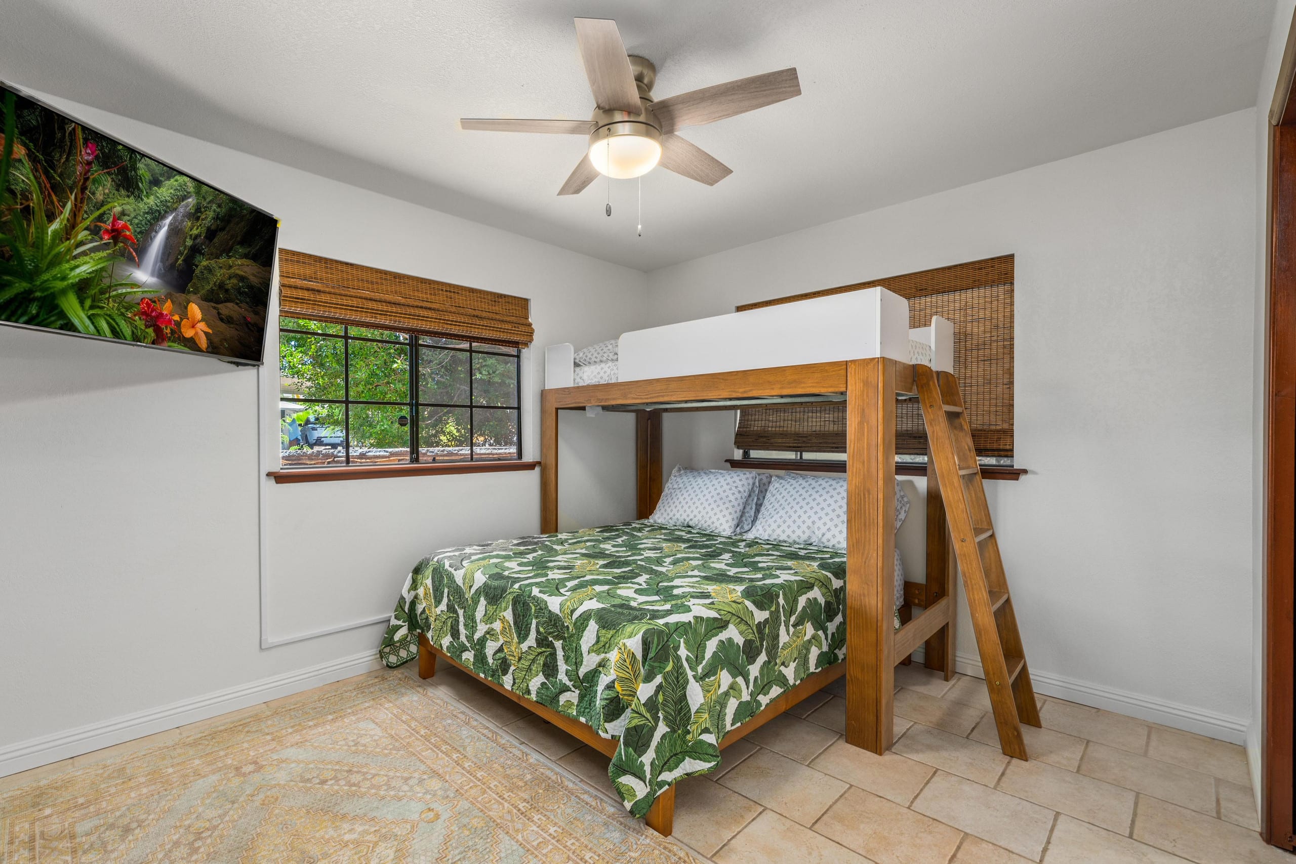 Condo in Kailua-Kona · ★4.42 · 2 bedrooms · 4 beds · 2 shared baths - Image 13