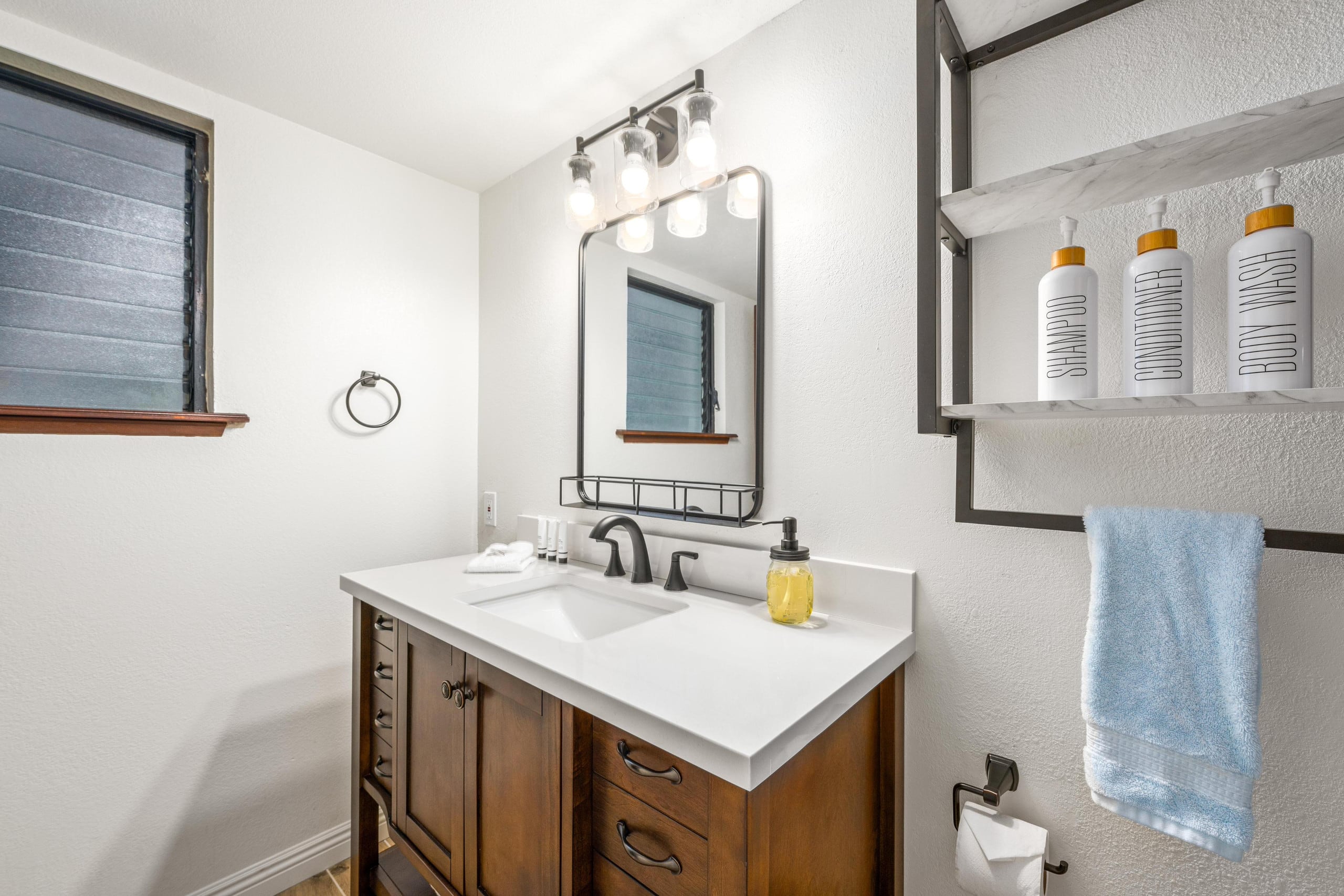 Condo in Kailua-Kona · ★4.42 · 2 bedrooms · 4 beds · 2 shared baths - Image 20