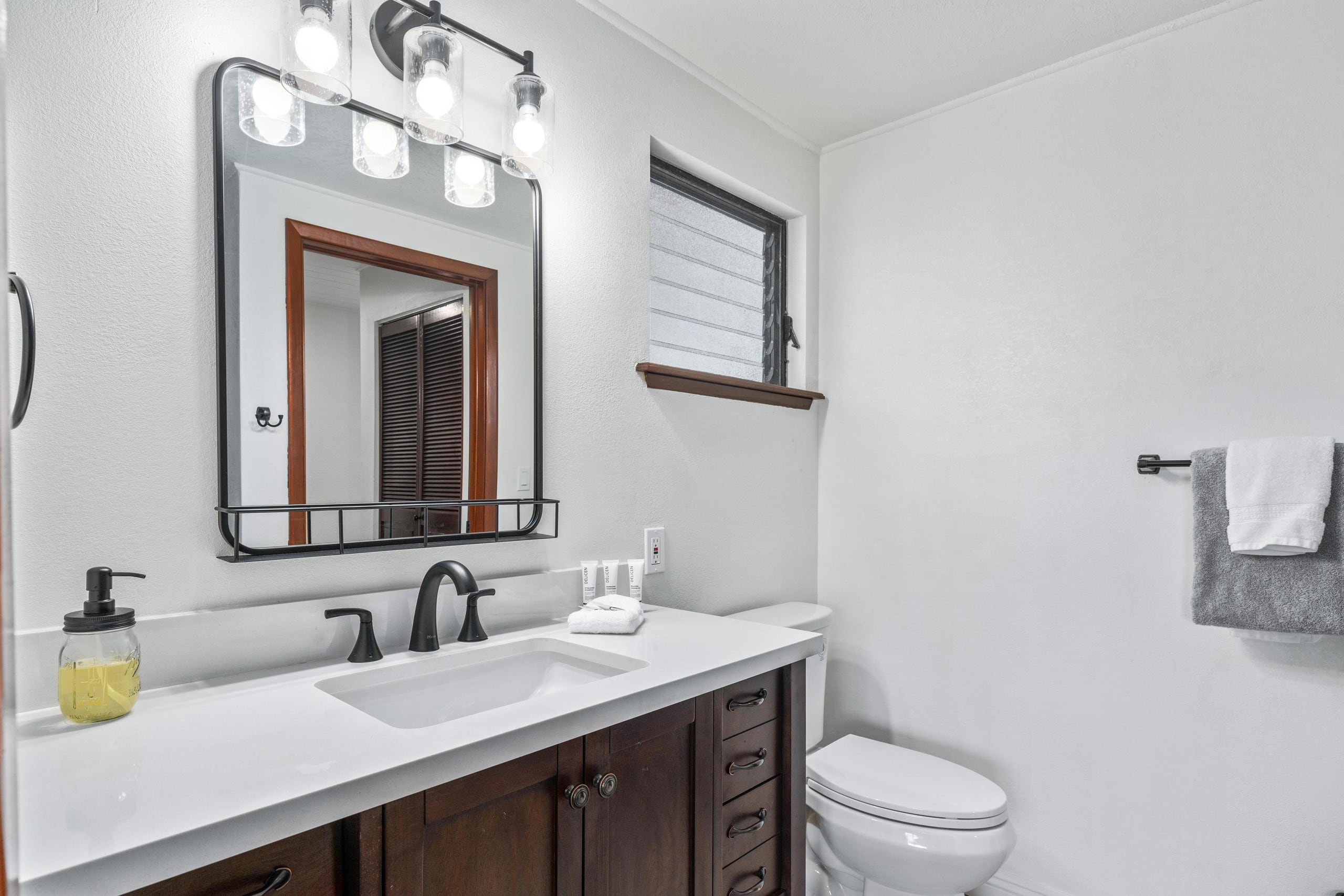 Condo in Kailua-Kona · ★4.42 · 2 bedrooms · 4 beds · 2 shared baths - Image 17