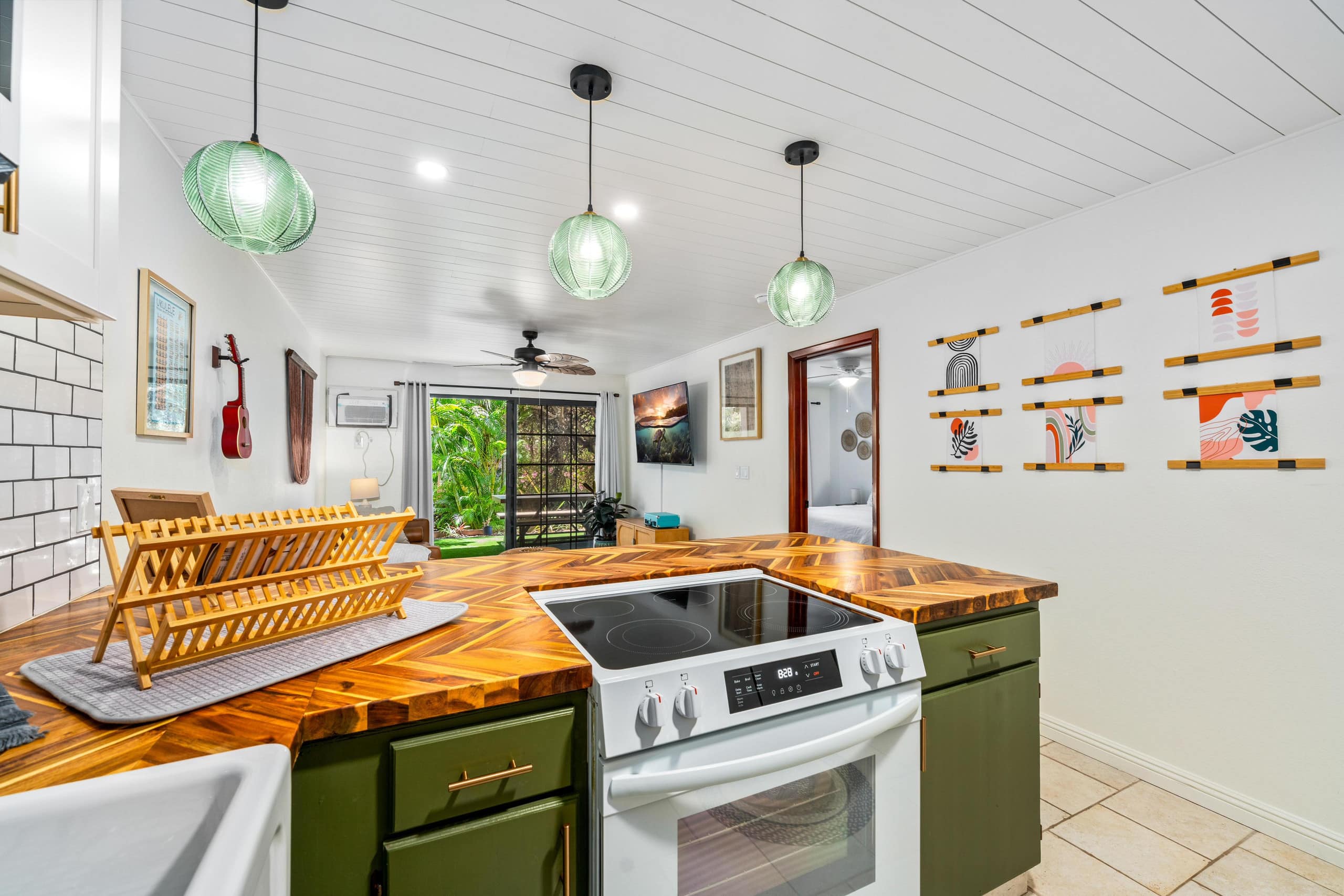 Condo in Kailua-Kona · ★4.42 · 2 bedrooms · 4 beds · 2 shared baths - Image 2