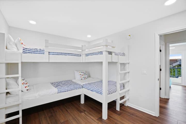 Bunk room with 4 twins. Sturdy. 