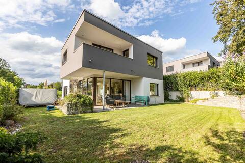 Villa with 200sqm of living space+balcony+garden+lake access