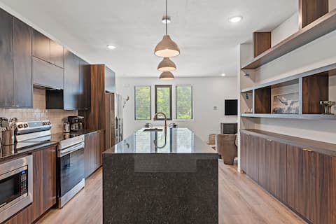 Tumbleweed -  Walk to Coffee + Dining + Garage