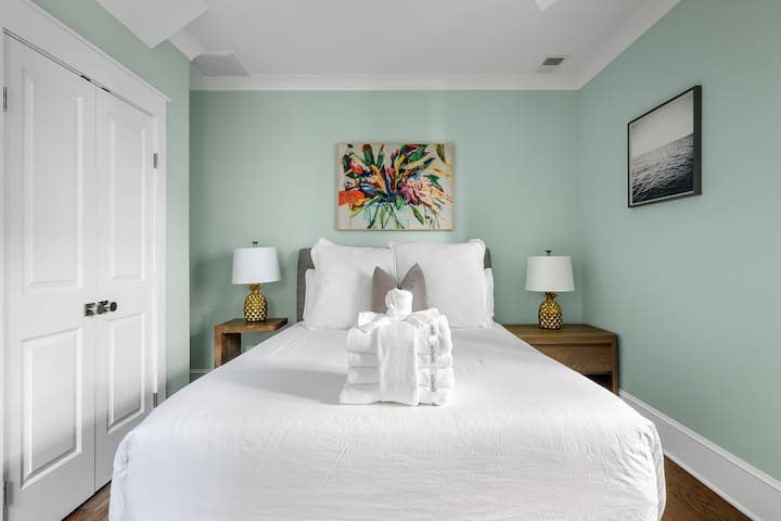 Táto spálňa a pripojená polovičná kúpeľňa sú prístupné druhým vonkajším vchodom.  Táto izba nie je spojená so zvyškom domu.