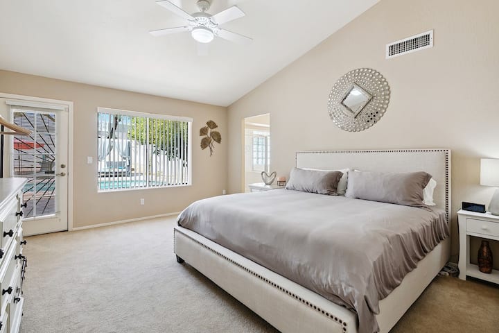 Glavna spavaća soba - bračni krevet (širine 180 - 200 cm)