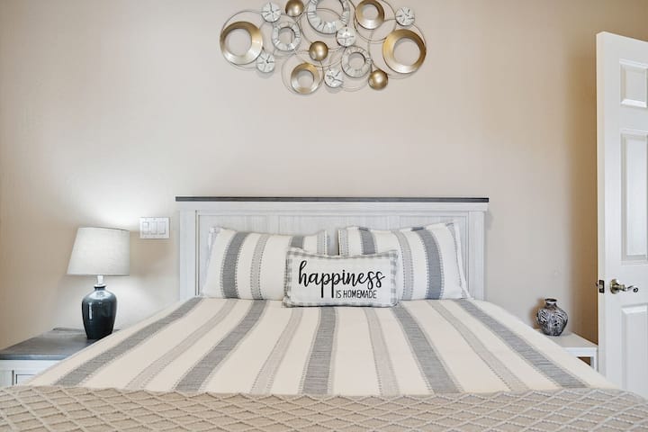 Druga spavaća soba - bračni krevet (širine 150-179 cm).