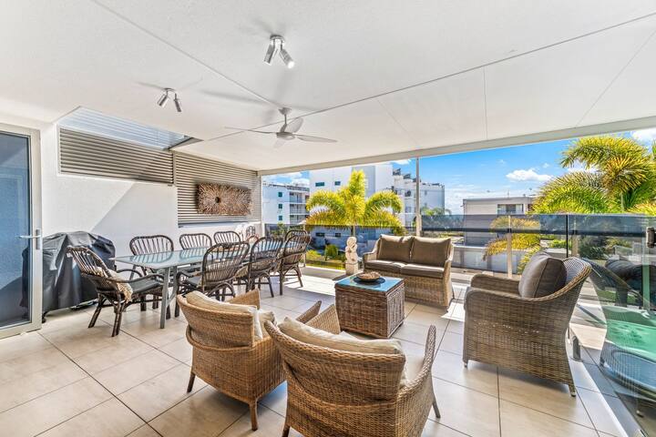 Alex Beach House, 100 steps to the sand and ocean gallery image 2