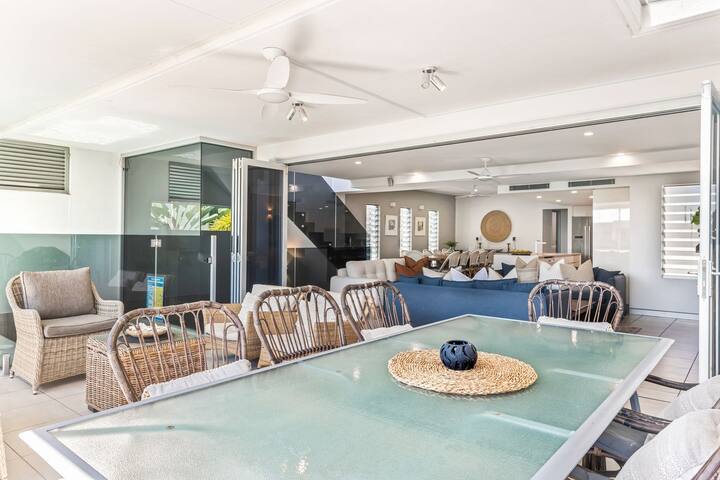 Alex Beach House, 100 steps to the sand and ocean gallery image 3