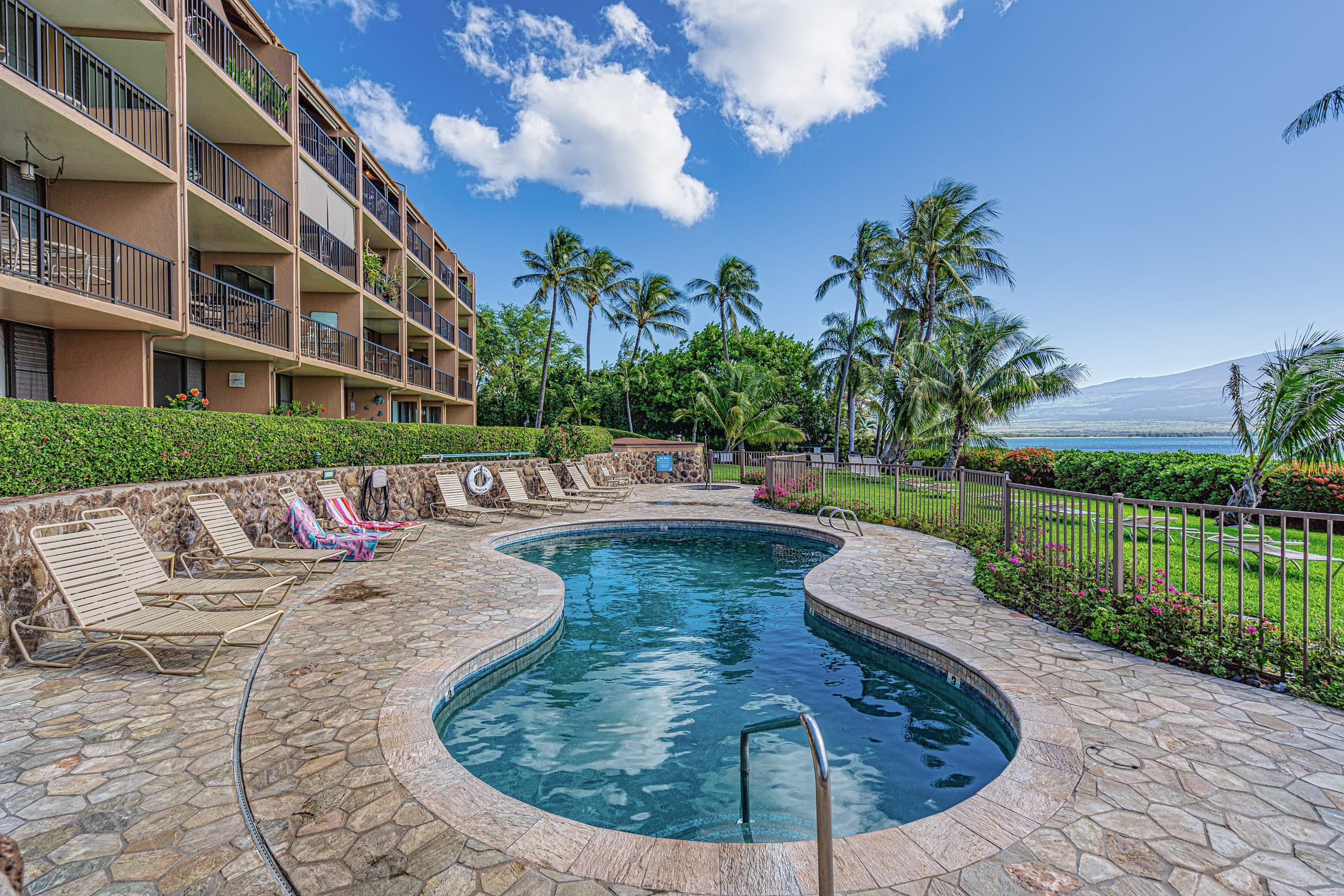 Condo in Wailuku · ★4.47 · 3 bedrooms · 5 beds · 2 shared baths - Image 14