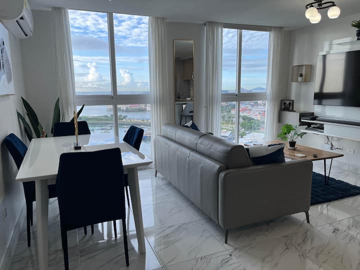 Zona pranzo e soggiorno aperti