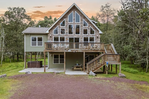 Otter Banks by AvantStay | Sleeps 18 + Hot Tub