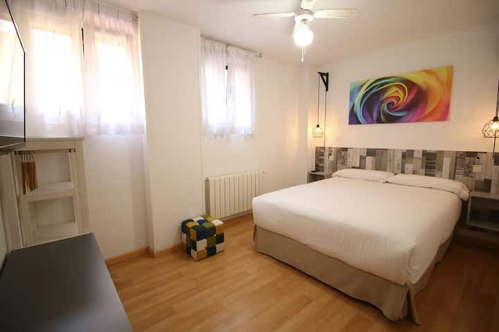 Chambre 1 avec Smart-TV et Salle de bain Privée