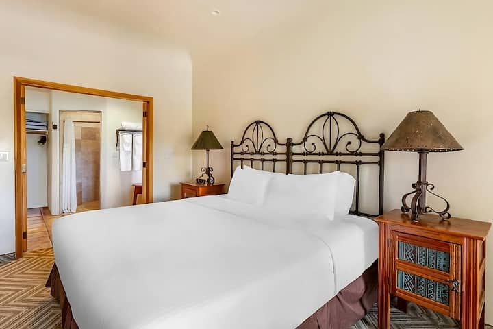 Unit with 1 King size bed. Exact unit will be assigned upon arrival. Views, colors and decor may vary.