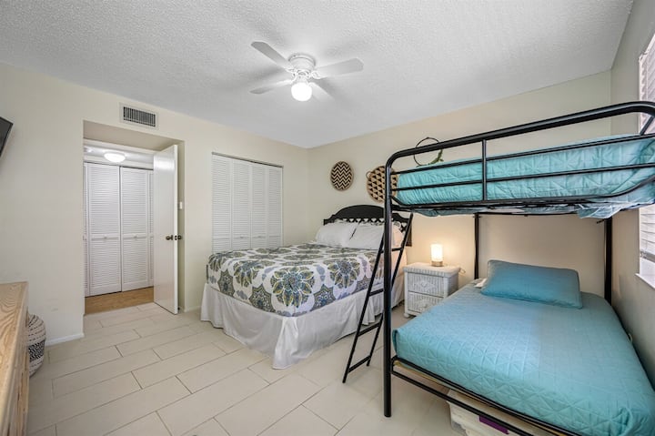 Спална соба 3 - 1 брачен кревет (широк 150-179 см) со 1 кревет на спрат (2 близнаци)