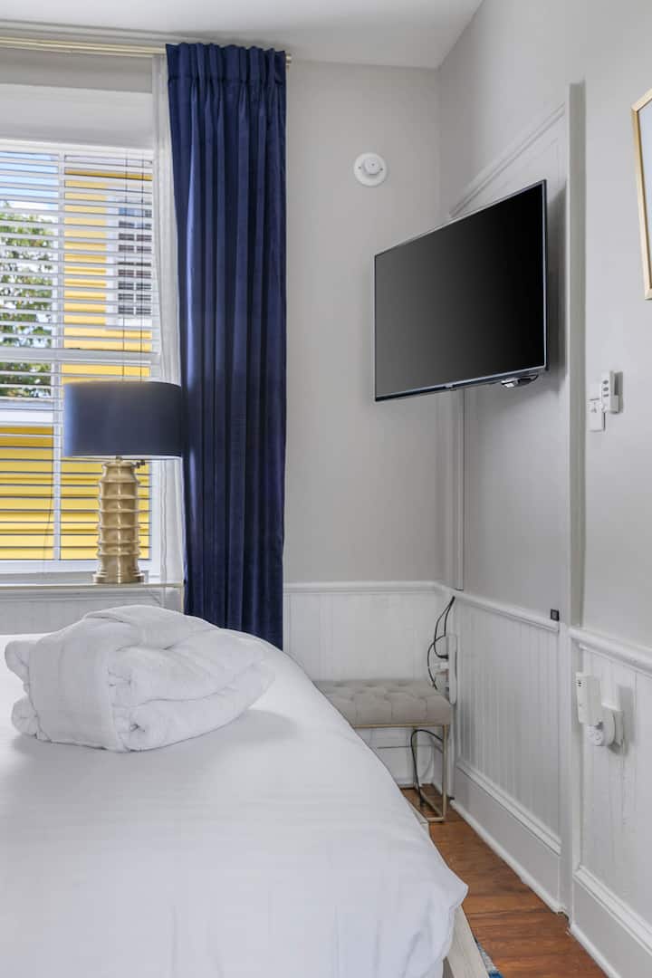 חדר שינה עם מיטת קווין סייז + טלוויזיה 