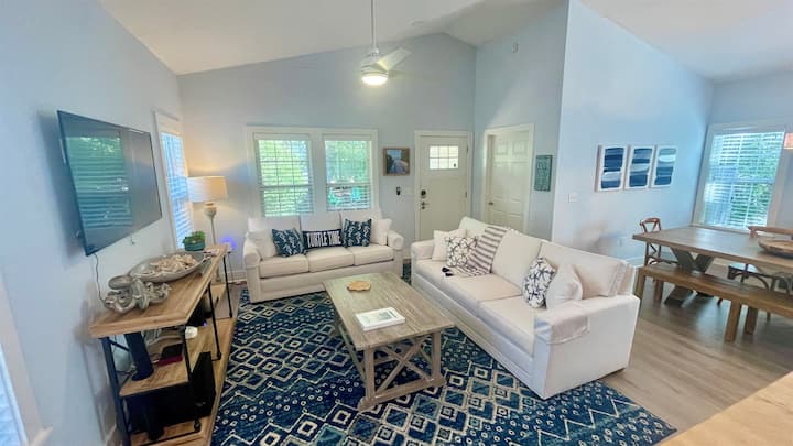 เพลิดเพลินกับค่ำคืนชมภาพยนตร์กับครอบครัวบนโซฟาสบายๆ สองตัวของเรา หรือเปลี่ยนโซฟาแบบควีนไซส์ให้เป็นที่นอนที่สมบูรณ์แบบสำหรับลูกพี่ลูกน้อง ที่พักที่ผ่อนคลาย เหมาะสำหรับครอบครัว เหมาะสำหรับความบันเทิง ความสะดวกสบาย และเวลาที่มีคุณภาพ