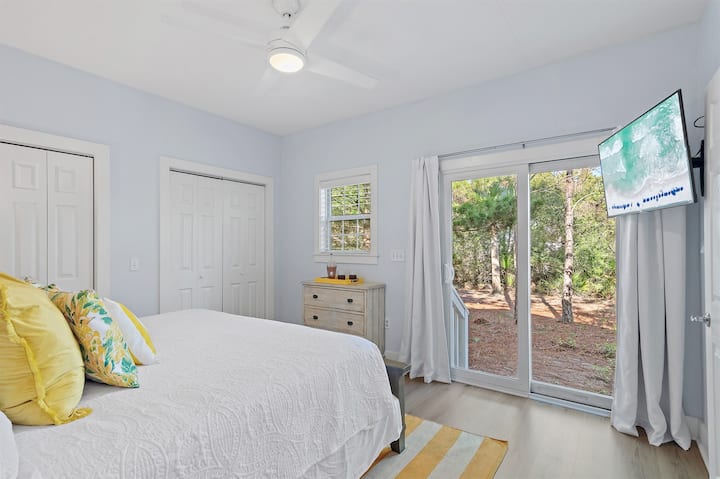 เพลิดเพลินกับเตียงคิงไซส์และทีวีในห้องเยลโล่ด็อก พร้อมผ้าม่านบล็อกแสงเพื่อการพักผ่อนอย่างสงบ หรือเปิดม่านเพื่อชมพระอาทิตย์ขึ้นที่สวยงามเหนือสวนหลังบ้าน เหมาะสำหรับการพักผ่อน สบาย และเริ่มต้นวันใหม่ของคุณอย่างสดใส