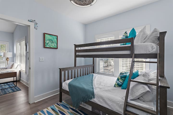 ที่พักสุดโปรดของเด็ก ๆ - เพลิดเพลินกับการเข้าพักที่ยอดเยี่ยมในห้องเต่า มีเตียงสองชั้นคู่ XL เหนือเตียงควีนไซส์เพื่อความสนุกสนานและความสะดวกสบาย!