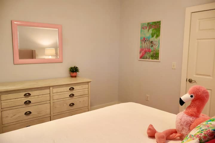 ห้องฟลามิงโก้ของเราเต็มไปด้วยบรรยากาศสีชมพูสนุกสนานและมีเตียงคิงไซส์พร้อมพื้นที่ทำงานเฉพาะ ทำให้ง่ายต่อการเปลี่ยนจากการทำงานจากที่บ้านไปเป็นการทำงานจากชายหาดได้ทันที นอกจากนี้ยังเชื่อมต่อกับห้องน้ำเต็มรูปแบบเพื่อความสะดวกสบายเพิ่มเติม