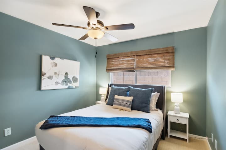 El dormitorio #4 viene con una cómoda cama tamaño queen y sábanas de alta gama.