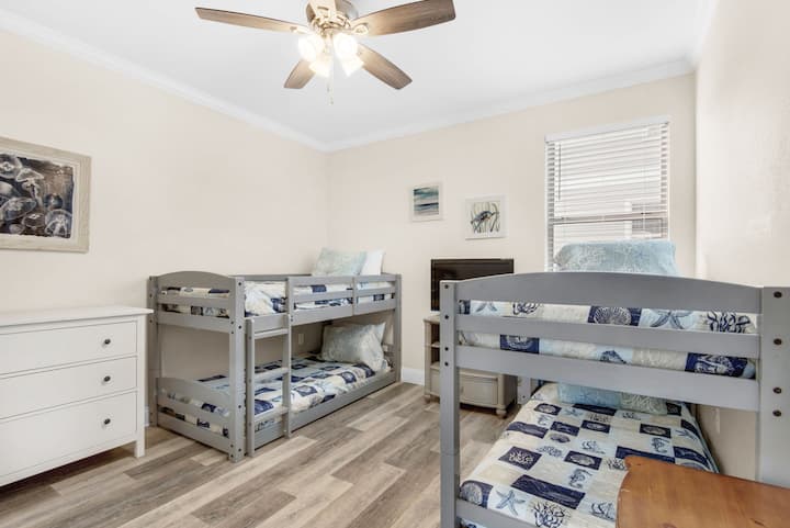 غرفة سرير من طابقين