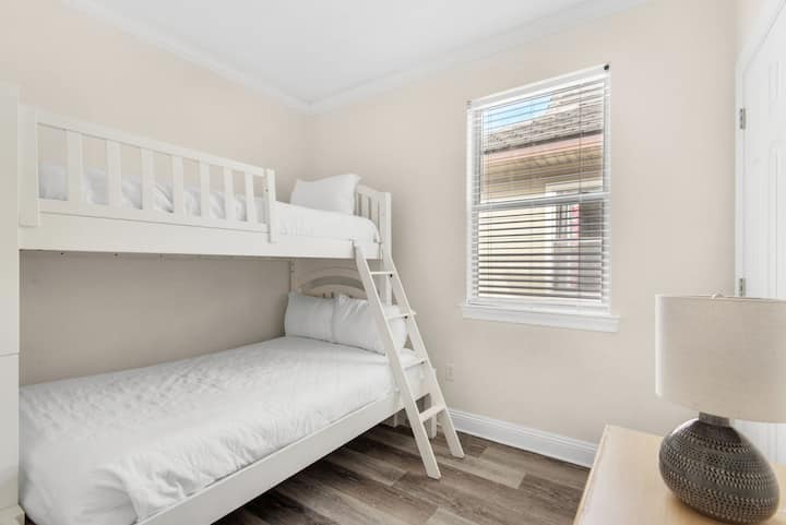 غرفة سرير من طابقين