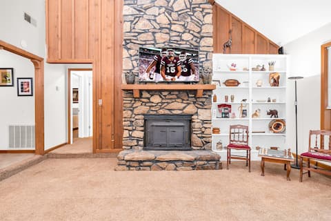 Relaxing Country Haven | Fireplace | 4.4 Acres