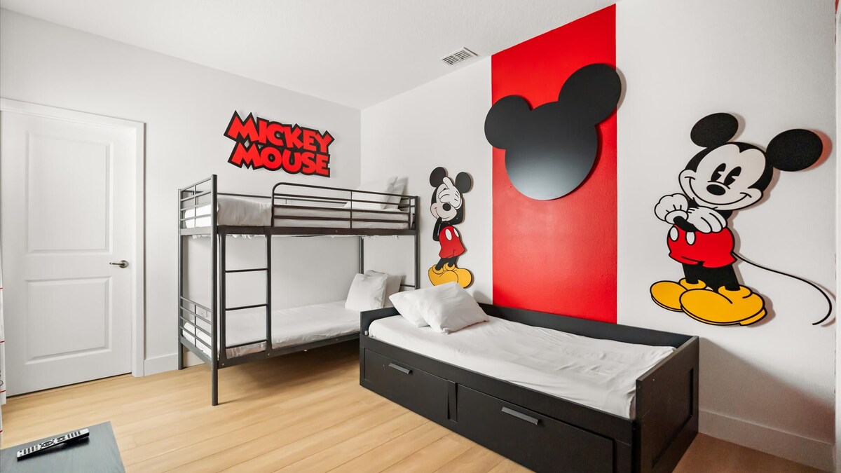 Habitación con literas temáticas de Mickey Mouse